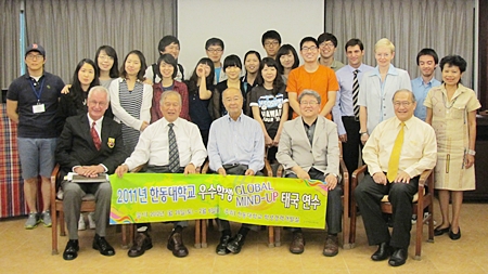 (L to R) Ulrich Werner (Director of International Development, Asian U), Dr. Viphandh Roengpithya (President, Asian U), Mechai Viravaidya (Mr. Condom), Prof. Dr. Kee-Seon Yoo (Global Handong University, Korea), Panit Nilubol (Vice-President, Asian U), in front of the Korean students and Asian U lecturers Ulrike Guelich, Dr. Alessandro Stasi and William Sirinuntananong.